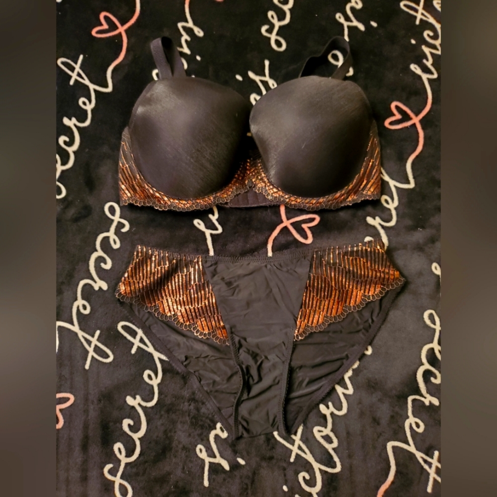 Wacoal set, bra 36DD and two panties